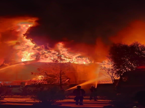مهار آتش‌سوزی گسترده کارخانه پارافین شهرک صنعتی شکوهیه قم